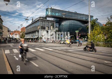 GRAZ, ÖSTERREICH - 04. SEPTEMBER 2020: Straßenszene mit dem Kunsthaus Graz alias Grazer Kunsthaus, ein Kunstmuseum, das von den britischen Architekten Peter entworfen wurde Stockfoto