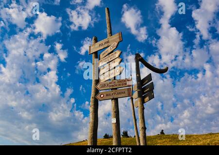 Wegweiser nach Velika Planina in Slowenien. Schönes hölzernes Wegzeichen in Big Weide Plateau. Stockfoto