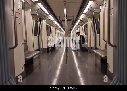Neu Delhi, Indien. September 2020. Pendler reisen in einem U-Bahn-Zug nach Delhi Metro wieder mit beschnitten Betrieb der Gelben Linie und Rapid Metro, inmitten der laufenden Corona-Virus-Pandemie, in Neu-Delhi. Indiens Coronavirus-Fälle sind heute die zweithöchsten der Welt und nur noch hinter den Vereinigten Staaten, da die Kaseloade Brasilien an einem Tag durchquert, an dem städtische U-Bahn-Züge teilweise wieder in der Hauptstadt Neu-Delhi verkehren. Quelle: PRASOU/Alamy Live News Stockfoto