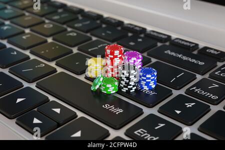 Online Glücksspiel 3d Konzept, Poker-Chips auf Laptop-Tastatur, 3d-Rendering Stockfoto