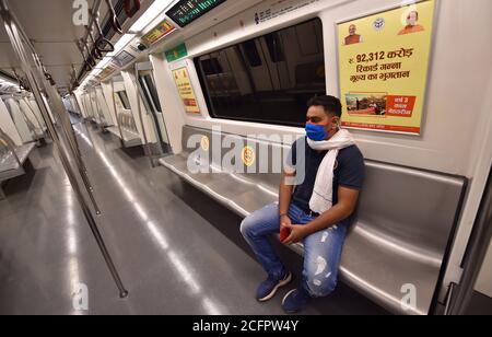 Neu Delhi, Indien. September 2020. Pendler reisen in einem U-Bahn-Zug nach Delhi Metro wieder mit beschnitten Betrieb der Gelben Linie und Rapid Metro, inmitten der laufenden Corona-Virus-Pandemie, in Neu-Delhi. Indiens Coronavirus-Fälle sind heute die zweithöchsten der Welt und nur noch hinter den Vereinigten Staaten, da die Kaseloade Brasilien an einem Tag durchquert, an dem städtische U-Bahn-Züge teilweise wieder in der Hauptstadt Neu-Delhi verkehren. Quelle: PRASOU/Alamy Live News Stockfoto