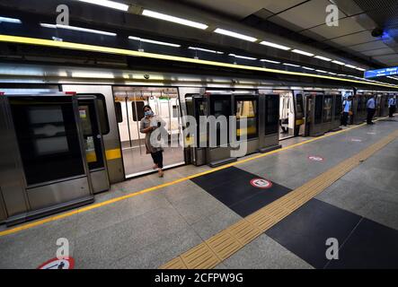 Neu Delhi, Indien. September 2020. Pendler reisen in einem U-Bahn-Zug nach Delhi Metro wieder mit beschnitten Betrieb der Gelben Linie und Rapid Metro, inmitten der laufenden Corona-Virus-Pandemie, in Neu-Delhi. Indiens Coronavirus-Fälle sind heute die zweithöchsten der Welt und nur noch hinter den Vereinigten Staaten, da die Kaseloade Brasilien an einem Tag durchquert, an dem städtische U-Bahn-Züge teilweise wieder in der Hauptstadt Neu-Delhi verkehren. Quelle: PRASOU/Alamy Live News Stockfoto
