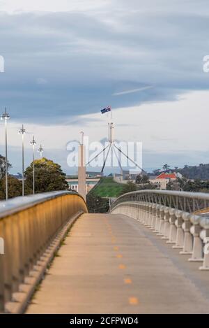 Commonwealth Avenue Brücke über Lake Burley Griffin früh an einem Wintermorgen. Die Brücke besteht aus zwei parallel vorgespannten Betonkastenträgerspannweiten Stockfoto