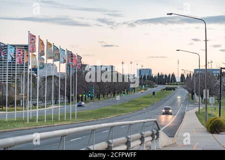 Blick Richtung Norden entlang der geteilten Straße der Commonwealth Avenue vom Rand der gleichnamigen Brücke am frühen Morgen in Canberra, Australien Stockfoto