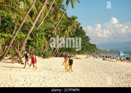 Boracay, Philippinen - 29. Januar 2020: Weißer Strand der Insel Boracay. Touristen gehen am Strand entlang und schwimmen im Meer. Einige Tage vor dem Ausbruch Stockfoto