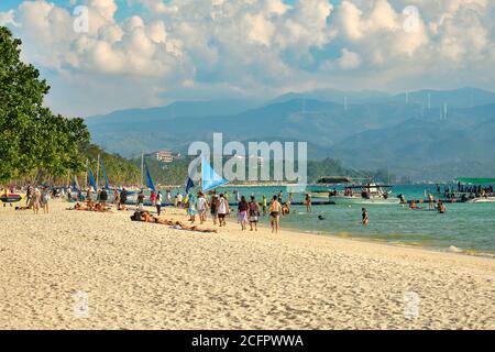 Boracay, Philippinen - 29. Januar 2020: Weißer Strand der Insel Boracay. Touristen gehen am Strand entlang und schwimmen im Meer. Einige Tage vor dem Ausbruch Stockfoto