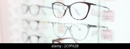 Auf dem Stand sind Gläser in schönen Rahmen. Nahaufnahme Stockfoto