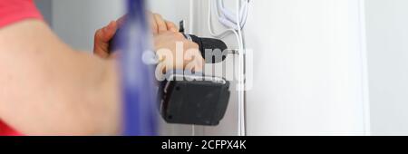 Meister mit Punsch in der Hand macht Löcher. Stockfoto