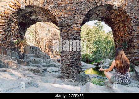 Frau beim Yoga in der Natur Stockfoto