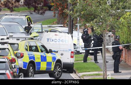 Bewaffnete Polizisten vor einem Grundstück auf der Westwood Avenue, Ipswich, ein paar Meilen von Grange Farm in Kesgrave, Suffolk, wo die Polizei zu Berichten über eine Schießerei kurz nach 8.40 Uhr an diesem Morgen gerufen wurde. Stockfoto