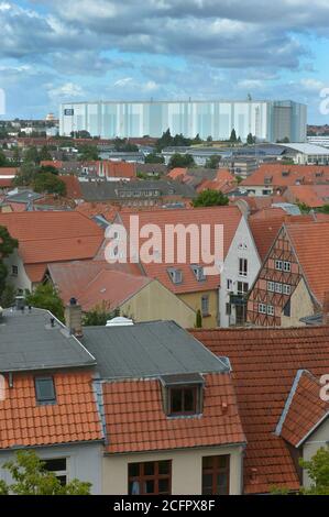 29. August 2020, Mecklenburg-Vorpommern, Darß: Das Tor der Riesenhalle des MV Wert in Wismar ist geschlossen, dunkle Wolken darüber. Im Inneren befindet sich der 'Global Dream', ein Kreuzfahrtschiff der Superlative, das noch nicht fertig ist. Foto: Volkmar Heinz/dpa-Zentralbild/ZB Stockfoto