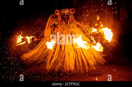 Agni Bhairavan Thira - Ritualkunstform von Kerala, Thrirra oder Theyyam thira ist ein ritueller Tanz, der in 'Kaavu' (Hain)& Tempeln des Kerala, Indien, durchgeführt wird Stockfoto