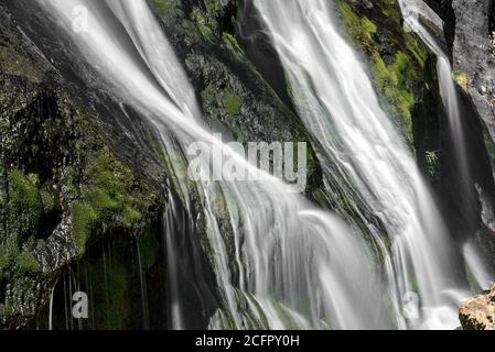 Nahaufnahme des Wasserfalls. Nahaufnahme mit Langzeitbelichtung des Powerscourt Waterfall, County Wicklow, Irland Stockfoto