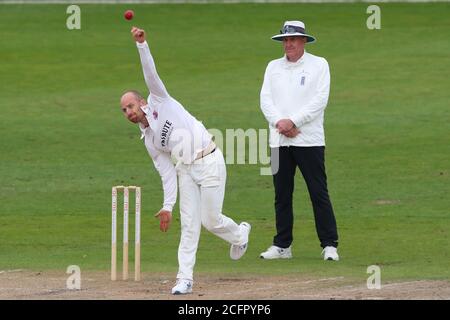 Worcester, Großbritannien. September 2020. WORCESTER, ENGLAND. 07 2020. SEPTEMBER: Jack Leach von Somerset spielt den Ball am zweiten Tag der County Championship, Bob Willis Trophy Spiel zwischen, Worcestershire und Somerset in New Road, Worcester, England am 7. September 2020. (Foto von Mitchell Gunn/ESPA-Images) Quelle: European Sports Photo Agency/Alamy Live News Stockfoto