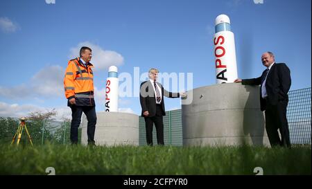 07. September 2020, Sachsen-Anhalt, Hohenerxleben: Heiko Sievers (l-r), Leiter der Abteilung Grundvermessung in Sachsen-Anhalt, Jörg Spanier, Präsident des Landesamtes für Vermessung und Geoinformation Sachsen-Anhalts, und Thomas Webel (CDU), Minister für Landesentwicklung und Verkehr Sachsen-Anhalts, sind gemeinsam zu einem Besuch an einer neuen Messstation zur Standortbestimmung. Im Salzlandkreis wurde zur Standortbestimmung eine neue Messstation eingerichtet. Sie ist die erste Station ihrer Art am Boden in Sachsen-Anhalt, dem Ministerium für Landesentwicklung und Verkehr Magdebb Stockfoto