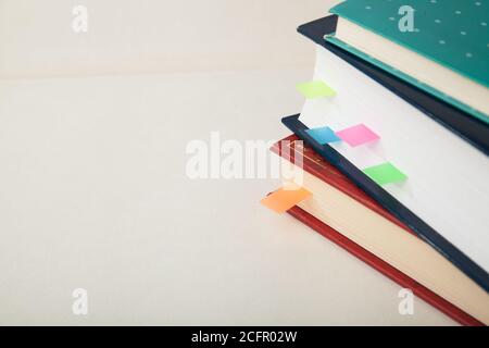 Stapel von Büchern mit farbigen Notizen und Kopierplatz Stockfoto