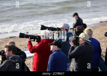 Ayr, Ayrshire, Schottland, 05. September 2015, Scottish International Airshow. Fotografen zeigen ihre Kameras in den Himmel, um die Luftanzeige zu fotografieren, Stockfoto