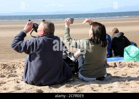 Ayr, Ayrshire, Schottland, 05. September 2015, Scottish International Airshow. Fotografen zeigen ihre Kameras in den Himmel, um die Luftanzeige zu fotografieren, Stockfoto