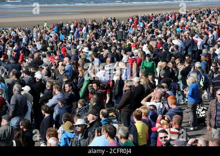 Ayr, Ayrshire, Schottland, 05. September 2015, Scottish International Airshow. Große Menschenmenge über 1000 Menschen auf Ayr Promenade beobachten die Flugshow. Von einem hohen Standpunkt aus gesehen Stockfoto