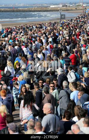 Ayr, Ayrshire, Schottland, 05. September 2015, Scottish International Airshow. Große Menschenmenge über 1000 Menschen auf Ayr Promenade beobachten die Flugshow. Von einem hohen Standpunkt aus gesehen Stockfoto