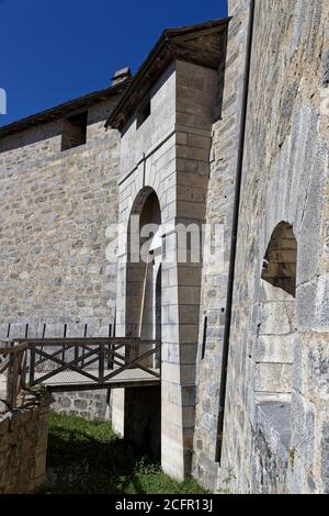 AUSSOIS, FRANKREICH, 14. August 2020 : Eingang Fort Marie-Christine. Früher im Herzen des Savoyer Verteidigungssystems, begrüßt diese imposante Festung Stockfoto