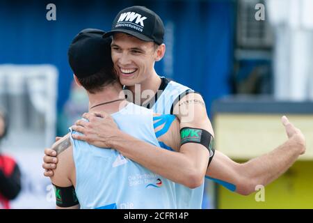 Timmendorfer Strand, Deutschland. September 2020. Die Nationalmannschaft Julius Thole (r) und Clemens Wickler (Hamburg) jubeln nach dem Halbfinale der Deutschen Beachvolleyball-Meisterschaft. Kredit: Frank Molter/dpa/Alamy Live Nachrichten Stockfoto