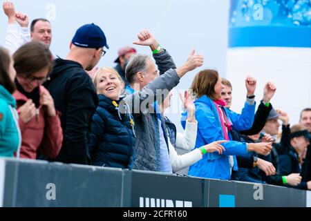 Timmendorfer Strand, Deutschland. September 2020. Zuschauer jubeln im Finale der Deutschen Beachvolleyball-Meisterschaft. Kredit: Frank Molter/dpa/Alamy Live Nachrichten Stockfoto