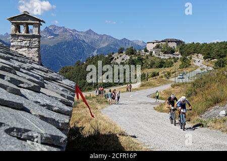 AUSSOIS, FRANKREICH, 14. August 2020 : EIN Mountainbike-Rennen findet auf den Wegen rund um die alten Festungen statt. Stockfoto