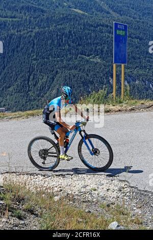 AUSSOIS, FRANKREICH, 14. August 2020 : EIN Mountainbike-Rennen findet auf den Wegen rund um die alten Festungen statt. Stockfoto