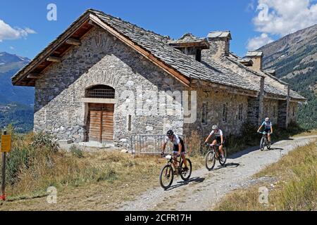 AUSSOIS, FRANKREICH, 14. August 2020 : EIN Mountainbike-Rennen findet auf den Wegen rund um die alten Festungen statt. Stockfoto