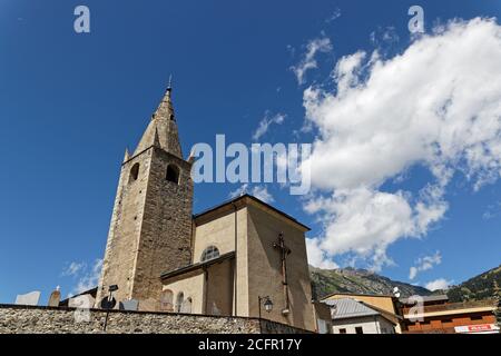 AUSSOIS, FRANKREICH, 14. August 2020 : die Kirche. Obwohl es nicht so bekannt ist wie andere Resorts auf der anderen Seite von Vanoise, ist es für Franzosen wie s beliebt Stockfoto