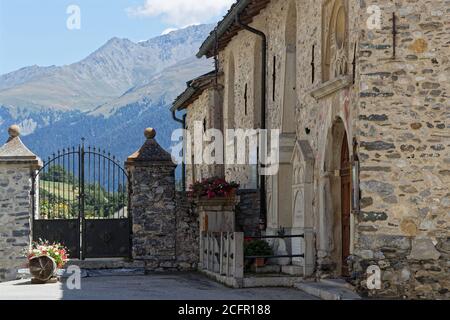 AUSSOIS, FRANKREICH, 14. August 2020 : der Kircheneingang. Obwohl es nicht so bekannt ist wie andere Resorts auf der anderen Seite von Vanoise, ist es für Fr. Stockfoto