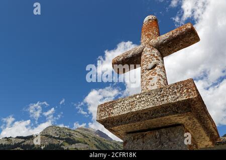 AUSSOIS, FRANKREICH, 14. August 2020 : Steinkreuz. Obwohl es nicht so bekannt ist wie andere Resorts auf der anderen Seite von Vanoise, ist es für Franzosen wie beliebt Stockfoto