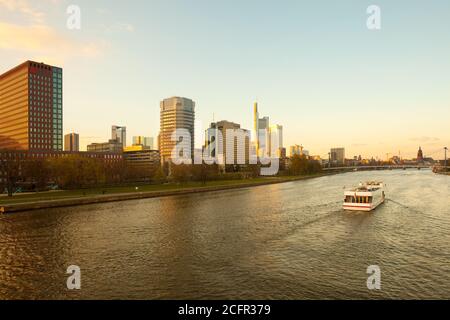 Ein Boot auf dem Main vor der Skyline von Frankfurt, Hessen, Deutschland Stockfoto