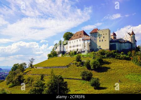 Panoramablick auf die Burg Lenzburg, oberhalb der Altstadt von Lenzburg im Kanton Aargau, Schweiz. Stockfoto