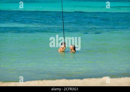 Boracay, Philippinen - 29. Januar 2020: Weißer Strand der Insel Boracay. Touristen gehen am Strand entlang und schwimmen im Meer. Einige Tage vor dem Ausbruch Stockfoto