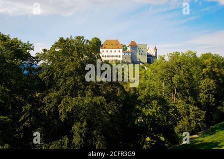 Panoramablick auf die Burg Lenzburg, oberhalb der Altstadt von Lenzburg im Kanton Aargau, Schweiz. Stockfoto