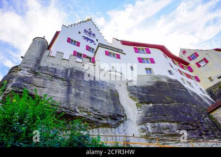 Blick auf die Burg Lenzburg, oberhalb der Altstadt von Lenzburg im Kanton Aargau, Schweiz. Stockfoto