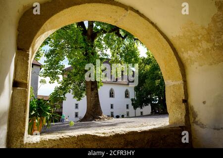 Blick auf den Schlosshof Lenzburg, oberhalb der Lenzburger Altstadt im Kanton Aargau, Schweiz. Stockfoto