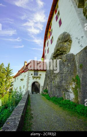 Blick auf die Burg Lenzburg, oberhalb der Altstadt von Lenzburg im Kanton Aargau, Schweiz. Stockfoto