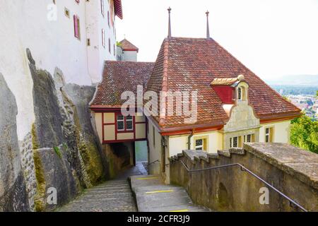 Blick auf die Burg Lenzburg, oberhalb der Altstadt von Lenzburg im Kanton Aargau, Schweiz. Stockfoto