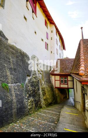 Blick auf die Burg Lenzburg, oberhalb der Altstadt von Lenzburg im Kanton Aargau, Schweiz. Stockfoto