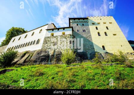 Blick auf die Burg Lenzburg, oberhalb der Altstadt von Lenzburg im Kanton Aargau, Schweiz. Stockfoto