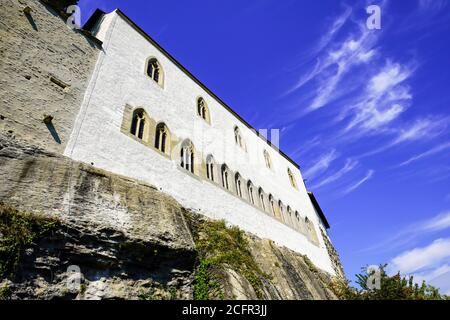 Blick auf die Burg Lenzburg, oberhalb der Altstadt von Lenzburg im Kanton Aargau, Schweiz. Stockfoto