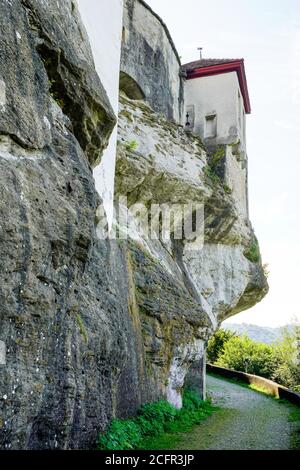 Blick auf die Burg Lenzburg, oberhalb der Altstadt von Lenzburg im Kanton Aargau, Schweiz. Stockfoto