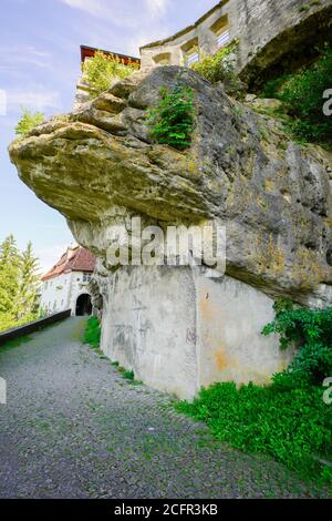 Blick auf die Burg Lenzburg, oberhalb der Altstadt von Lenzburg im Kanton Aargau, Schweiz. Stockfoto