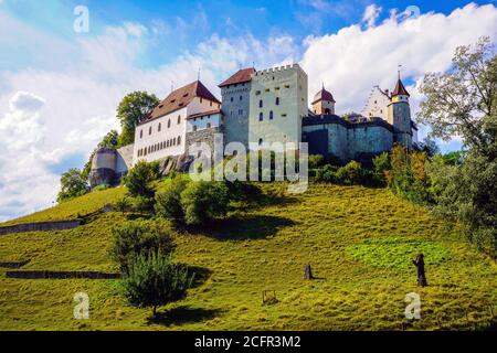 Panoramablick auf die Burg Lenzburg, oberhalb der Altstadt von Lenzburg im Kanton Aargau, Schweiz. Stockfoto