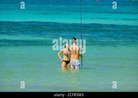 Boracay, Philippinen - 29. Januar 2020: Weißer Strand der Insel Boracay. Touristen gehen am Strand entlang und schwimmen im Meer. Einige Tage vor dem Ausbruch Stockfoto