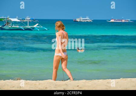 Boracay, Philippinen - 29. Januar 2020: Weißer Strand der Insel Boracay. Touristen gehen am Strand entlang und schwimmen im Meer. Einige Tage vor dem Ausbruch Stockfoto