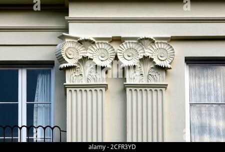 Ammonite Hauptstädte auf einem Haus entworfen vom Architekten Amon Wilds, in Western Terrace, Brighton. Stockfoto